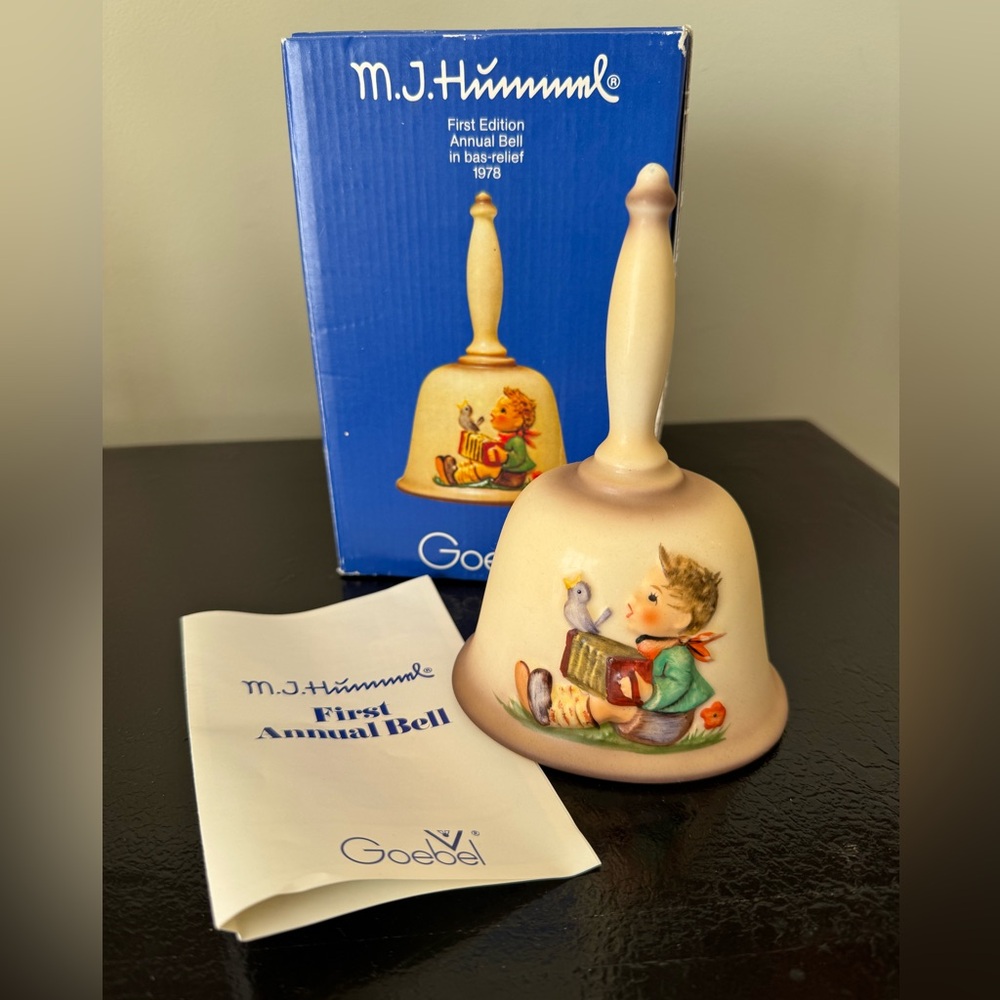 M.J. Hummel First Ed. Bas-Relief Annual Bell 1978 “Let’s Sing” in Original Box